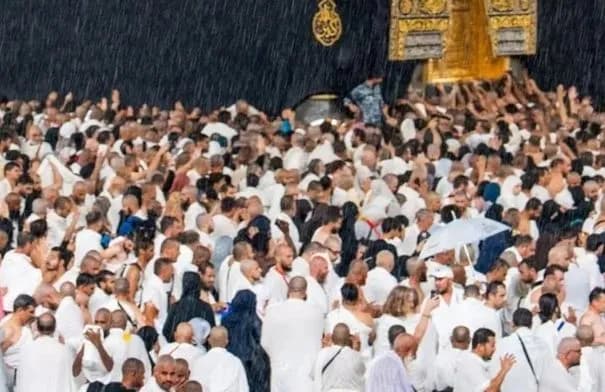 أمطار غزيرة على المسجد الحرام تزامنت مع صلاة المغرب