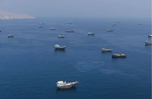 الحرس الثوري الإيراني يعلن استهداف ناقلات نفط وسفن أمريكية في مضيق هرمز