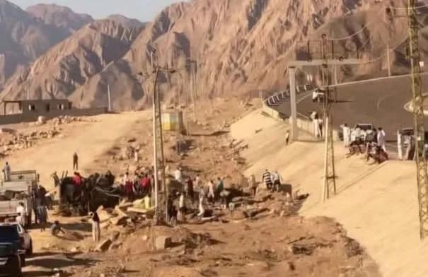 مصر: 16 قتيلاً و28 جريحاً في انقلاب حافلة بسيناء بينهم 10 أردنيين