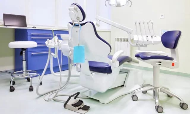 هيئة الإعلام تشترط التنسيق مع نقابة أطباء الأسنان قبل أي ظهور إعلامي