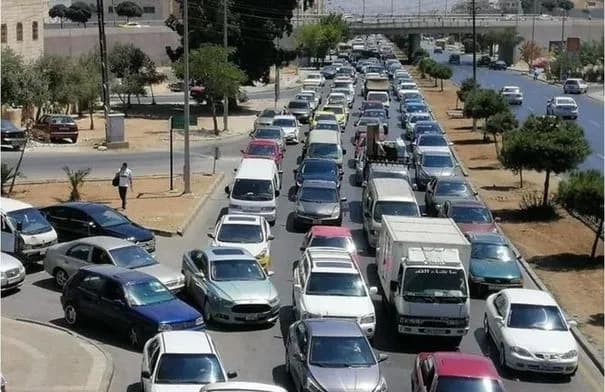 تعطل تنك خدمات يسبب تباطؤاً مرورياً على شارع الاستقلال