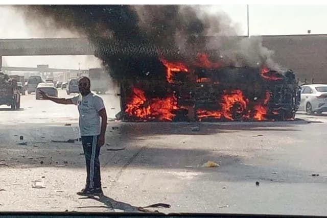 تصادم على طريق مصر الإسماعيلية يسفر عن 3 وفيات و11 مصابًا واحتراق أتوبيس