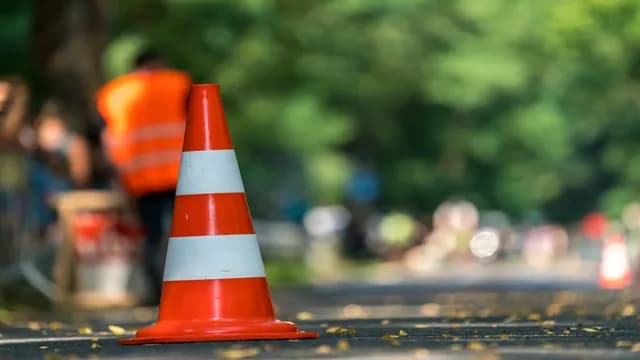 أمانة عمّان تنفذ تحويلات مرورية ليلية لتركيب جسر مشاة في شارع الأردن