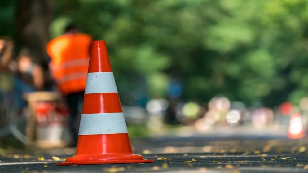 أمانة عمّان تنفذ تحويلات مرورية ليلية لتركيب جسر مشاة في شارع الأردن