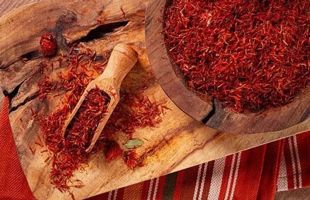 الزعفران لتحسين المزاج: دراسات تشير لفاعليته لكنه ليس بديلًا عن الأدوية