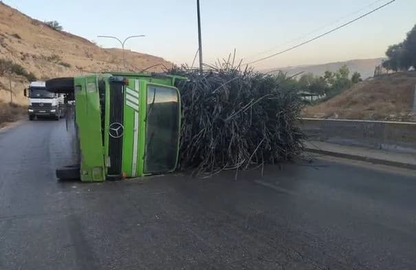 انقلاب شاحنة على طريق العدسية ناعور يعطل حركة المرور
