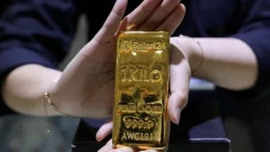الذهب يتمسك بمكاسبه قرب 4350 دولارًا والنفط يهبط للجلسة الثالثة