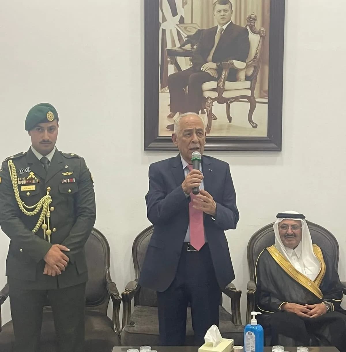 العيسوي ينقل تعازي الملك وولي العهد لعشيرة الرواشدة