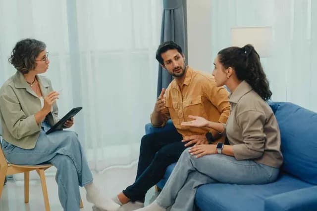 خبراء يكشفون سلوكيات تدميرية تهدد العلاقات الزوجية وأساليب لتجاوزها