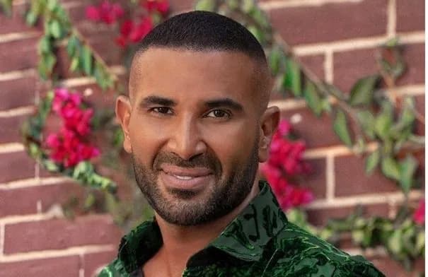 أحمد سعد يعتذر لجوليا بطرس ممازحًا خلال حفل زفاف نجلها