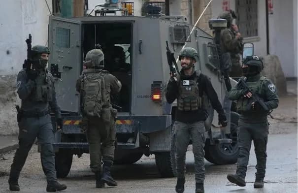 الاحتلال يعتقل 28 فلسطينياً ويهدم منزلين في بيت حنينا