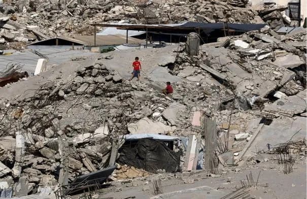 شهيدان وعدد من المصابين في قصف وإطلاق نار إسرائيلي بغزة ودير البلح