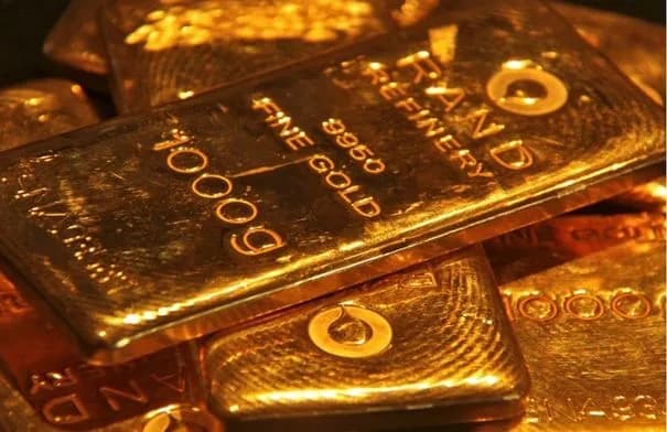 الذهب يهبط أكثر من 4% مسجلاً أدنى مستوى له منذ أغسطس