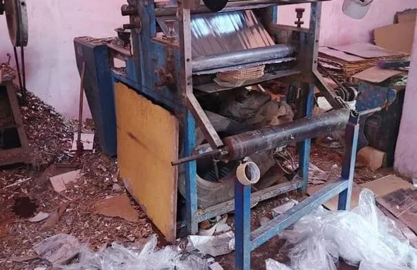 الغذاء والدواء تغلق مشغلًا مخالفًا في الزرقاء وتضبط 3 أطنان أطباق كرتونية