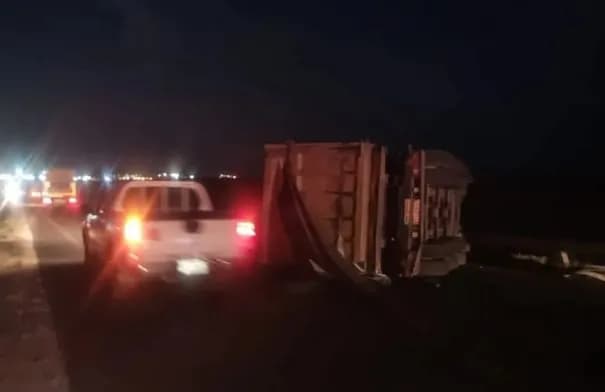 تصادم مركبتين على الطريق الصحراوي يعطّل المسرب الأيمن