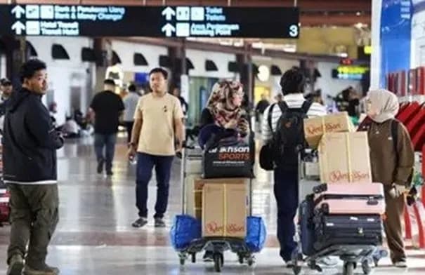 ثوران بركان أناك كراكاتاو يعطل حركة الطيران في إندونيسيا