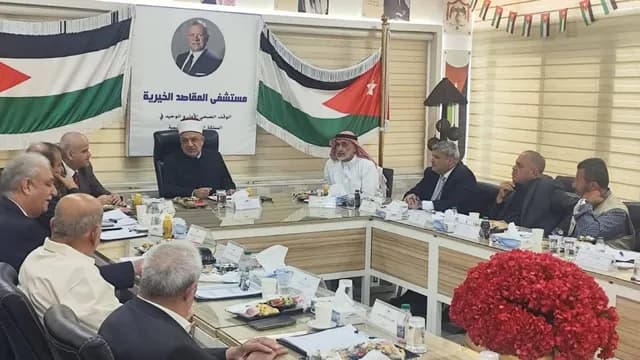 وزير الأوقاف يتفقد مستشفى المقاصد ويؤكد أهمية تطويره