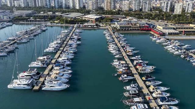 تسرب كيميائي في ميناء مرسين التركي يوقع 35 عاملاً في إصابات
