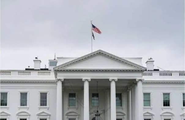 قاضٍ فدرالي يأمر البيت الأبيض بإعادة وصول CNN وMS Now وبوليتيكو فورًا