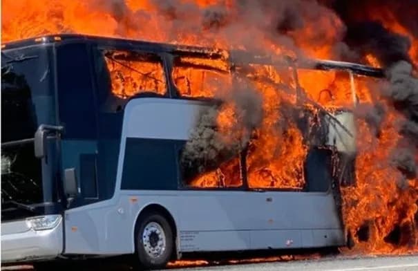 مصرع شخصين وإصابة 8 إثر احتراق حافلة ركاب في إسطنبول