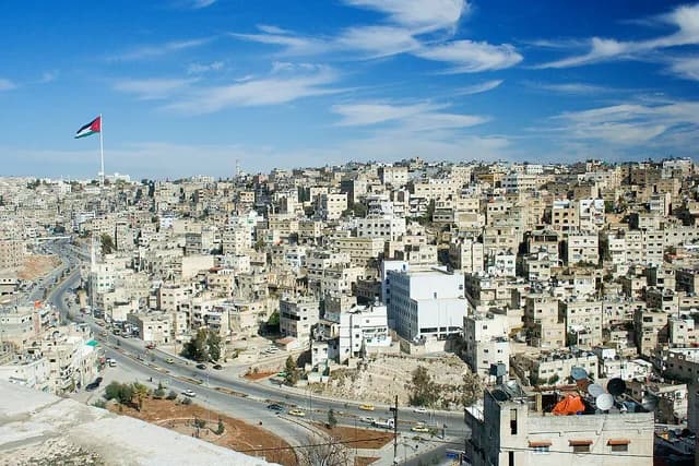 حملة أمانة عمّان لإزالة "عوائق الأشجار" تشعل جدلاً حول الأرصفة والغطاء الأخضر