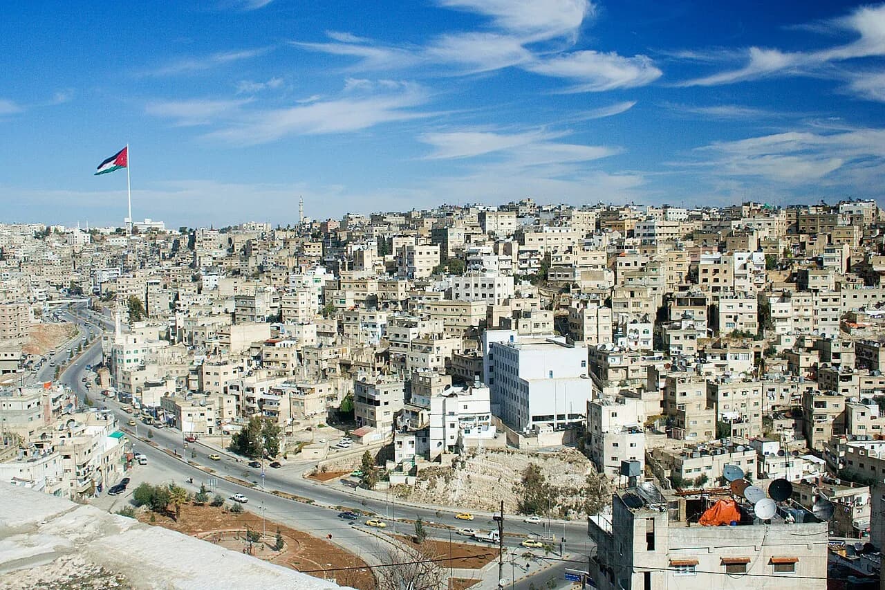 حملة أمانة عمّان لإزالة "عوائق الأشجار" تشعل جدلاً حول الأرصفة والغطاء الأخضر