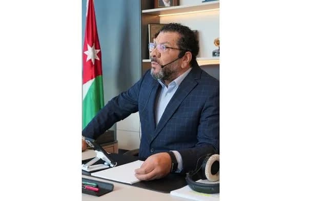 جسر مغلق يعرض سلامة الطلبة للخطر خلال ذهابهم إلى مدارسهم
