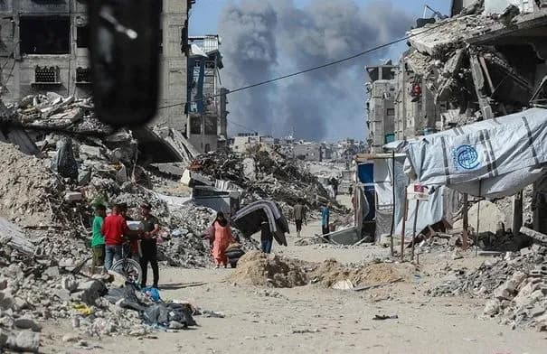 شهيد وإصابات في غارة إسرائيلية على مركبة غرب خان يونس