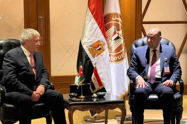 الأردن ومصر يبحثان ملف العمالة المصرية على هامش مؤتمر العمل العربي بالقاهرة
