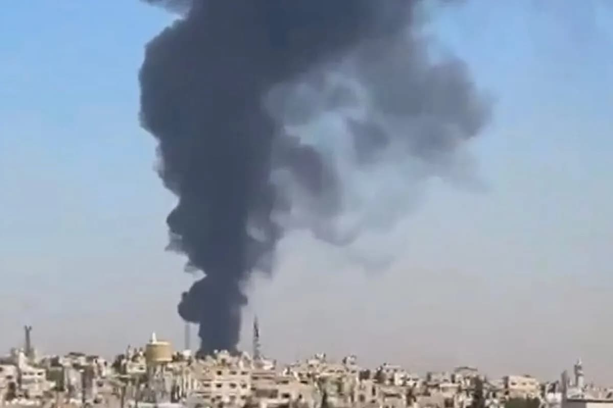 الدفاع المدني يتعامل مع حريق في مصنع دهانات بالهاشمية في الزرقاء