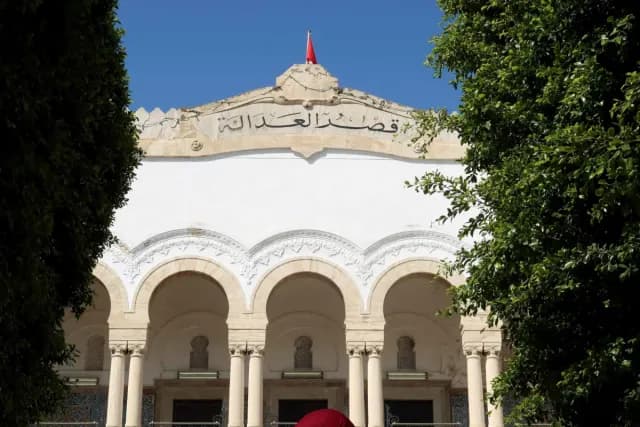تونس: السجن 4 سنوات لوزير الشؤون الدينية الأسبق ومدير قناة خاصة في قضية فساد
