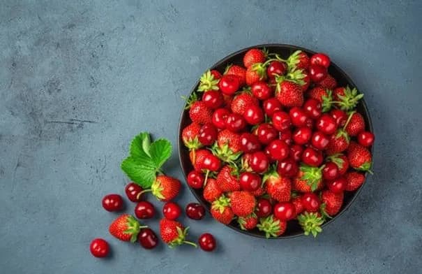 الفراولة والكرز: أيهما أقل تأثيرًا على سكر الدم؟