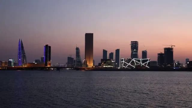 الكويت والبحرين تتصديان لهجمات إيرانية بطائرات مسيرة وصواريخ