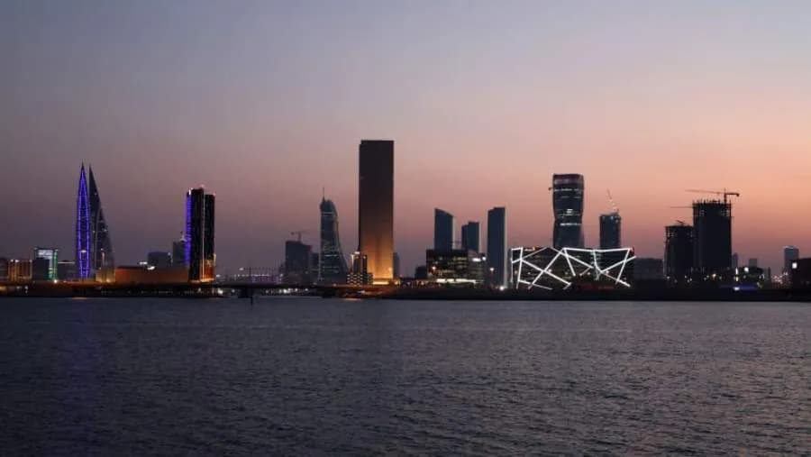الكويت والبحرين تتصديان لهجمات إيرانية بطائرات مسيرة وصواريخ