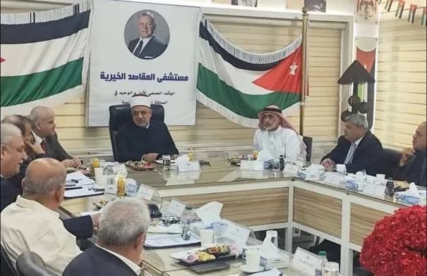 وزير الأوقاف يزور مستشفى المقاصد ويترأس اجتماع مجلس إدارته
