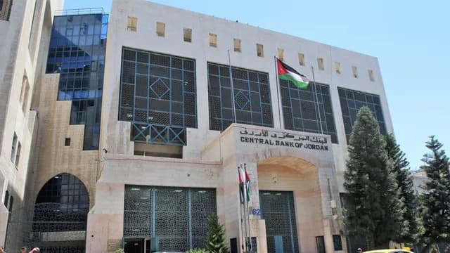 خبيران: قرار الفائدة في الأردن مرتبط بحماية الاستقرار النقدي ومنع "الدولرة"