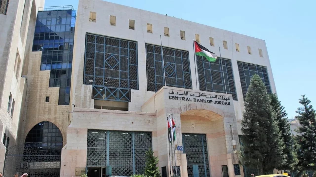 خبيران: قرار الفائدة في الأردن مرتبط بحماية الاستقرار النقدي ومنع "الدولرة"