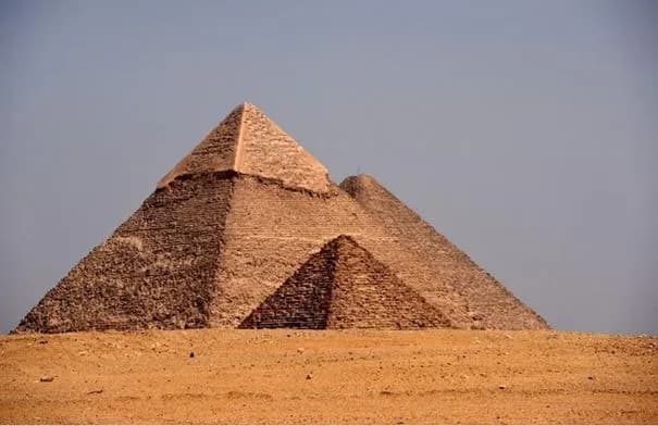 مصر تغلق هرم منكاورع مؤقتاً وتفتح هرم خفرع للزوار ضمن نظام التناوب