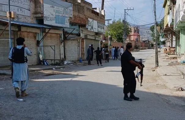 هجوم انتحاري يستهدف مسجداً ومركزاً للشرطة في شمال غرب باكستان يخلّف 16 قتيلاً