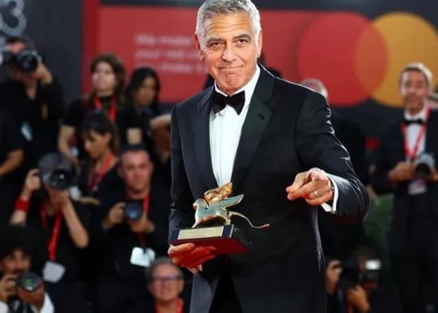 جورج كلوني يبادل المصورين الأدوار في مهرجان البندقية السينمائي
