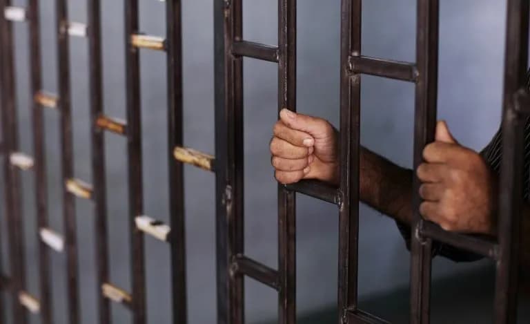 توقيف موظفين اثنين أحدهما من بلدية مادبا والثاني من شركة العقبة للموانئ