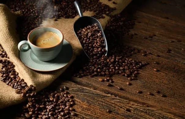 5 أطعمة يُنصح بالحذر عند تناولها مع القهوة