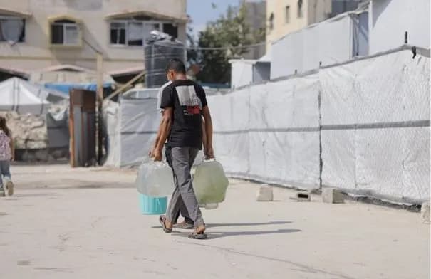 الهيئة الخيرية الهاشمية تواصل توزيع مياه الشرب على الأسر في غزة
