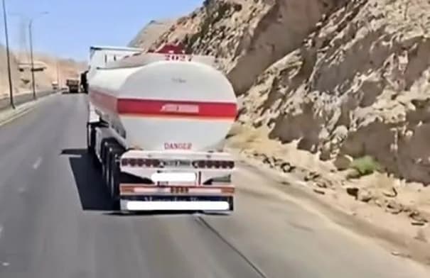ضبط صهريج تسبب بانسكاب الزيوت على الطريق الخلفي في العقبة