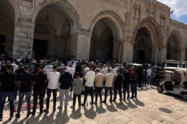 عشرات الآلاف يصلّون الجمعة في الأقصى وسط قيود إسرائيلية على الوصول
