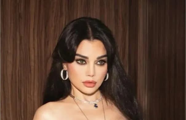 هيفاء وهبي تسقط خلال حفل زفاف نجل جوليا بطرس وتعلق بروح مرحة