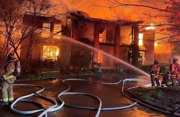 السجن 15 إلى 30 عامًا لرجل أحرق منزل زوجته فماتت ابنتهما