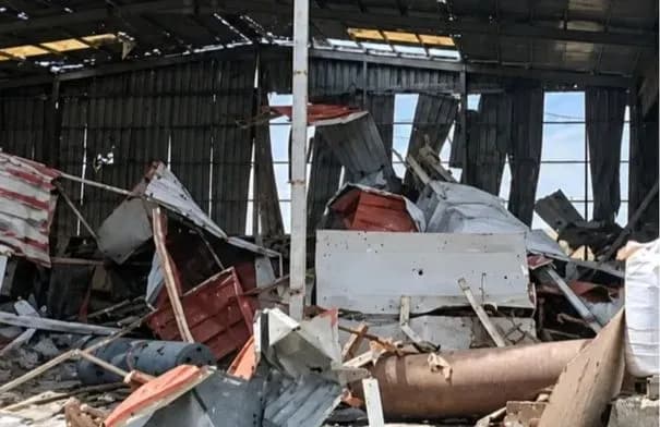 غربي تعز: صاروخ حوثي يوقع ضحايا مدنيين في مطعم ومطاردة للعناصر المهاجمة