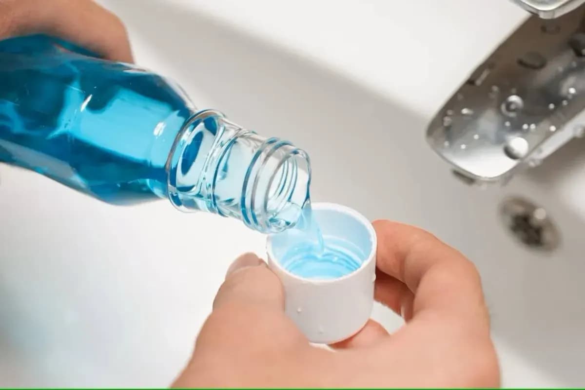 أطباء يحذرون من الاستخدام الروتيني لغسول الفم ويشككون في جدواه