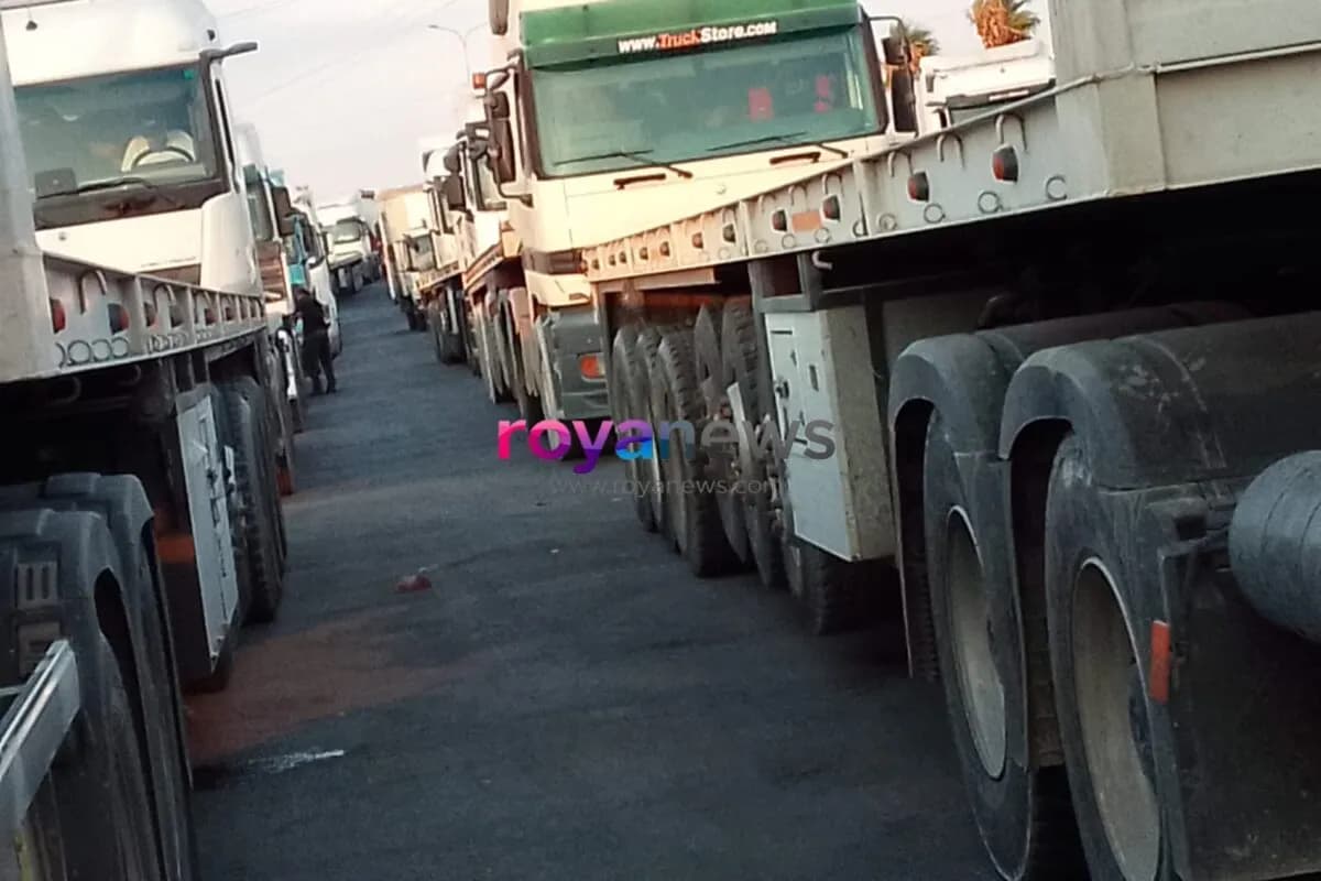 شاحنات تتعطل على الطريق الدولي بسبب تباطؤ العبور في مركز حدود جابر